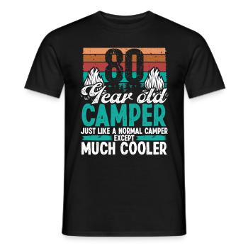 80 Year Old Camper Scouting Camping 80 Birthday - Männer T-Shirt - Schwarz - Vorne - AI Model Male 178 light (178cm)