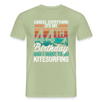 44 Anniversaire Kitesurfer Kitesurfeur 44 ans - T-shirt homme - vert sauge - Devant - AI Model Male 178 light (178cm)