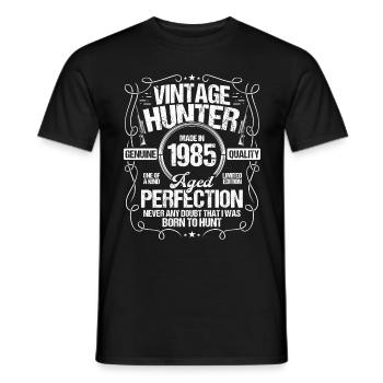 1985 Hunting for Boar Hunter Dog 1985 Year Born - Männer T-Shirt - Schwarz - Vorne - AI Model Male 178 light (178cm)