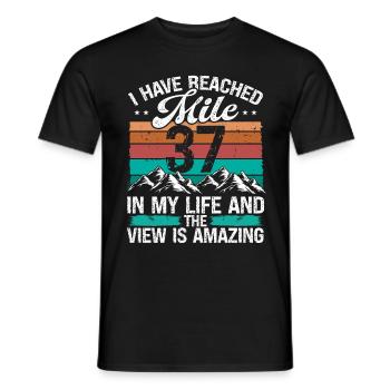 37 Year Old Hiker Mountains Hiking 37 Birthday - Männer T-Shirt - Schwarz - Vorne - AI Model Male 178 light (178cm)