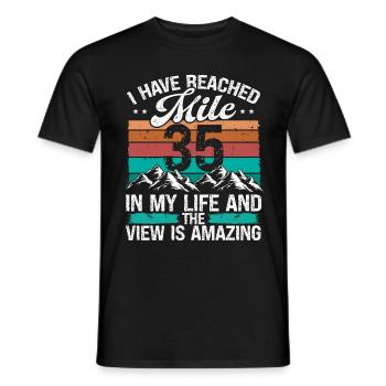 35 Year Old Hiker Mountains Hiking 35 Birthday - Männer T-Shirt - Schwarz - Vorne - AI Model Male 178 light (178cm)
