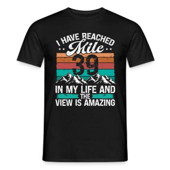 39 Year Old Hiker Mountains Hiking 39 Birthday - Männer T-Shirt - Schwarz - Vorne - AI Model Male 178 light (178cm)