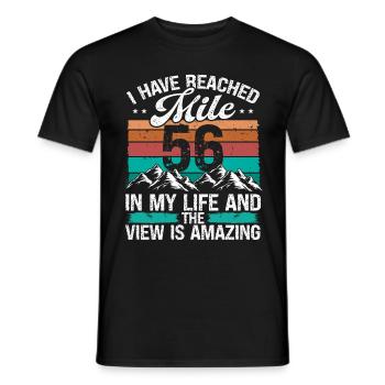 56 Year Old Hiker Mountains Hiking 56 Birthday - Männer T-Shirt - Schwarz - Vorne - AI Model Male 178 light (178cm)