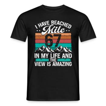 67 Year Old Hiker Mountains Hiking 67 Birthday - Männer T-Shirt - Schwarz - Vorne - AI Model Male 178 light (178cm)