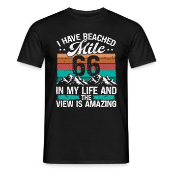66 Year Old Hiker Mountains Hiking 66 Birthday - Männer T-Shirt - Schwarz - Vorne - AI Model Male 178 light (178cm)