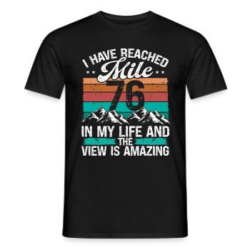 76 Year Old Hiker Mountains Hiking 76 Birthday - Männer T-Shirt - Schwarz - Vorne - AI Model Male 178 light (178cm)