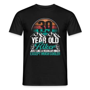 39 Birthday Hiking Mountains 39 Year Old Hiker - Männer T-Shirt - Schwarz - Vorne - AI Model Male 178 light (178cm)