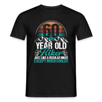 60 Birthday Hiking Mountains 60 Year Old Hiker - Männer T-Shirt - Schwarz - Vorne - AI Model Male 178 light (178cm)