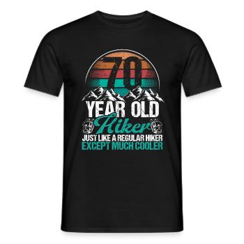 70 Birthday Hiking Mountains 70 Year Old Hiker - Männer T-Shirt - Schwarz - Vorne - AI Model Male 178 light (178cm)
