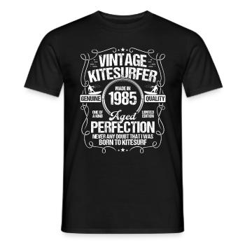 1985 Kiteboarding Kitesurfing Kitesurfer Born 1985 - Männer T-Shirt - Schwarz - Vorne - AI Model Male 178 light (178cm)
