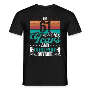61 Year Old Hiker Mountains Hiking 61 Birthday - Männer T-Shirt - Schwarz - Vorne - AI Model Male 178 light (178cm)