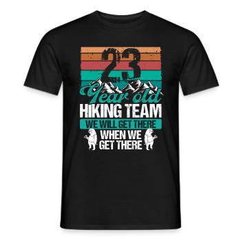 23 Birthday Sloth Hiking Mountains 23 Year Old - Männer T-Shirt - Schwarz - Vorne - AI Model Male 178 light (178cm)