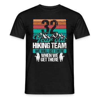 32 Birthday Sloth Hiking Mountains 32 Year Old - Männer T-Shirt - Schwarz - Vorne - AI Model Male 178 light (178cm)