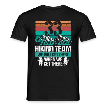 33 Birthday Sloth Hiking Mountains 33 Year Old - Männer T-Shirt - Schwarz - Vorne - AI Model Male 178 light (178cm)