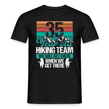 35 Birthday Sloth Hiking Mountains 35 Year Old - Männer T-Shirt - Schwarz - Vorne - AI Model Male 178 light (178cm)