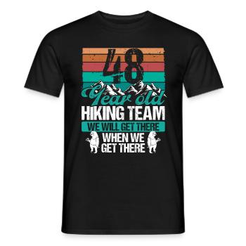 48 Birthday Sloth Hiking Mountains 48 Year Old - Männer T-Shirt - Schwarz - Vorne - AI Model Male 178 light (178cm)