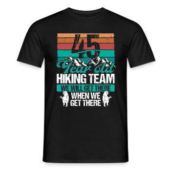 45 Birthday Sloth Hiking Mountains 45 Year Old - Männer T-Shirt - Schwarz - Vorne - AI Model Male 178 light (178cm)