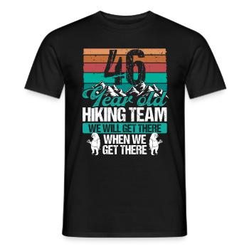 46 Birthday Sloth Hiking Mountains 46 Year Old - Männer T-Shirt - Schwarz - Vorne - AI Model Male 178 light (178cm)