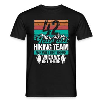 42 Birthday Sloth Hiking Mountains 42 Year Old - Männer T-Shirt - Schwarz - Vorne - AI Model Male 178 light (178cm)