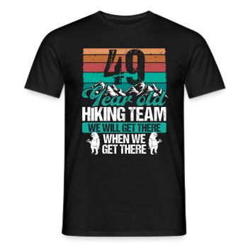 49 Birthday Sloth Hiking Mountains 49 Year Old - Männer T-Shirt - Schwarz - Vorne - AI Model Male 178 light (178cm)