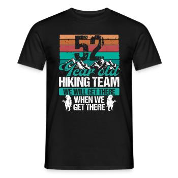 52 Birthday Sloth Hiking Mountains 52 Year Old - Männer T-Shirt - Schwarz - Vorne - AI Model Male 178 light (178cm)