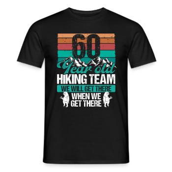 60 Birthday Sloth Hiking Mountains 60 Year Old - Männer T-Shirt - Schwarz - Vorne - AI Model Male 178 light (178cm)