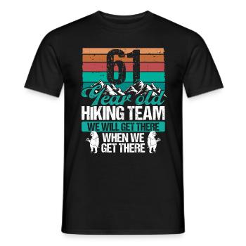 61 Birthday Sloth Hiking Mountains 61 Year Old - Männer T-Shirt - Schwarz - Vorne - AI Model Male 178 light (178cm)