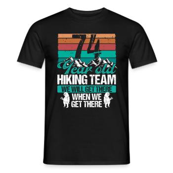 74 Birthday Sloth Hiking Mountains 74 Year Old - Männer T-Shirt - Schwarz - Vorne - AI Model Male 178 light (178cm)