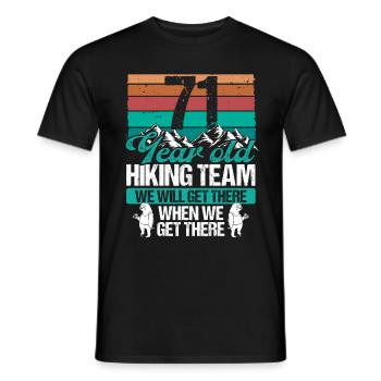 71 Birthday Sloth Hiking Mountains 71 Year Old - Männer T-Shirt - Schwarz - Vorne - AI Model Male 178 light (178cm)