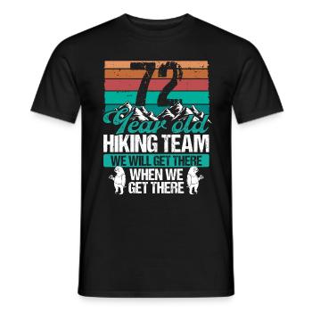 72 Birthday Sloth Hiking Mountains 72 Year Old - Männer T-Shirt - Schwarz - Vorne - AI Model Male 178 light (178cm)