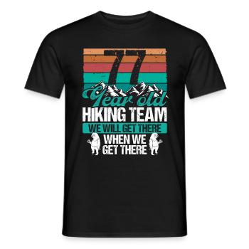 77 Birthday Sloth Hiking Mountains 77 Year Old - Männer T-Shirt - Schwarz - Vorne - AI Model Male 178 light (178cm)