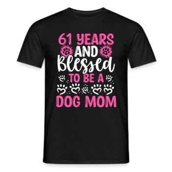 61 Birthday Blessed Dog Mom 61 Year Old Dog Mother - Männer T-Shirt - Schwarz - Vorne - AI Model Male 178 light (178cm)