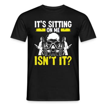 Pest Control Worker Its sitting on me isnt itPestP - Männer T-Shirt - Schwarz - Vorne - AI Model Male 178 light (178cm)