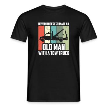Never Underestimate An Old Man Abschleppwagen - Männer T-Shirt - Schwarz - Vorne - AI Model Male 178 light (178cm)
