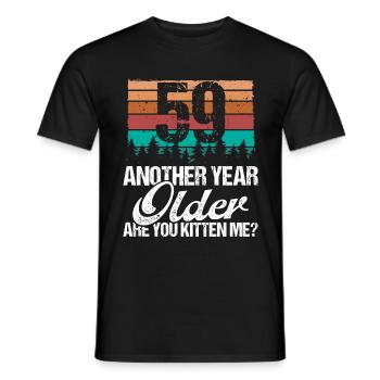 59 Year Old Funny Cat Lover Humor Kitten Me Idea - Männer T-Shirt - Schwarz - Vorne - AI Model Male 178 light (178cm)