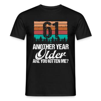 61 Year Old Funny Cat Lover Humor Kitten Me Idea - Männer T-Shirt - Schwarz - Vorne - AI Model Male 178 light (178cm)