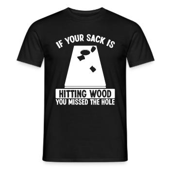 Le joueur de Cornhole Sack frappant du bois a raté le trou - T-shirt homme - noir - Devant - AI Model Male 178 light (178cm)