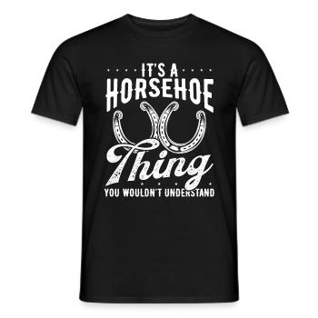 Horseshoe Pitching Game Horseshoe thing Tosser - Männer T-Shirt - Schwarz - Vorne - AI Model Male 178 light (178cm)