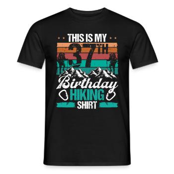 37 Year Old Hiking Men Mountain Climbing Nature - Männer T-Shirt - Schwarz - Vorne - AI Model Male 178 light (178cm)