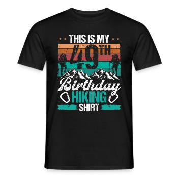 49 Year Old Hiking Men Mountain Climbing Nature - Männer T-Shirt - Schwarz - Vorne - AI Model Male 178 light (178cm)