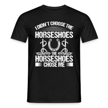Horseshoe Pitching Throwing Game Tosser - Männer T-Shirt - Schwarz - Vorne - AI Model Male 178 light (178cm)