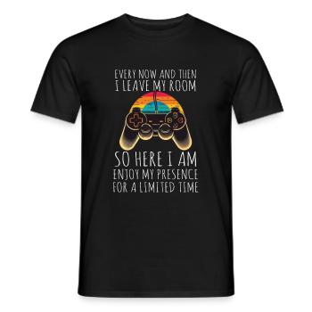 Every Now And Then I Leave My Room Gamer Gaming - Männer T-Shirt - Schwarz - Vorne - AI Model Male 178 light (178cm)