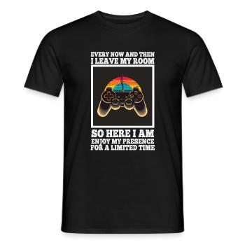 Every Now And Then I Leave My Room Gamer Gaming - Männer T-Shirt - Schwarz - Vorne - AI Model Male 178 light (178cm)