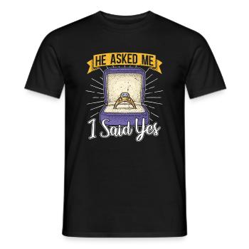Er hat mich gefragt ich habe ja gesagt Verlobung - Männer T-Shirt - Schwarz - Vorne - AI Model Male 178 light (178cm)