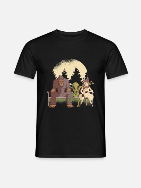 Kreaturen Alien Einhorn Bigfoot auf der Bank - Männer T-Shirt - Schwarz