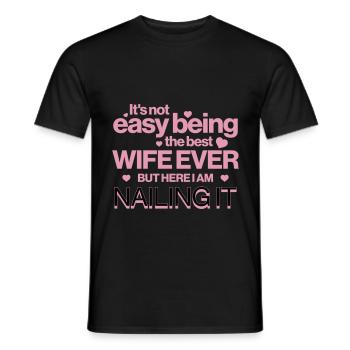 Es ist nicht einfach, die beste Ehefrau aller Zeiten zu sein Lustiges Zitat - Männer T-Shirt - Schwarz - Vorne - AI Model Male 178 light (178cm)