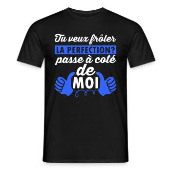 "Tu veux frôler la perfection?" - T-shirt homme - noir - Devant - AI Model Male 178 light (178cm)