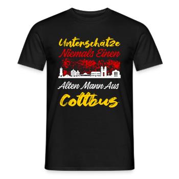 Unterschätze Niemals Einen Alten Mann Aus Cottbus - Männer T-Shirt - Schwarz - Vorne - AI Model Male 178 light (178cm)