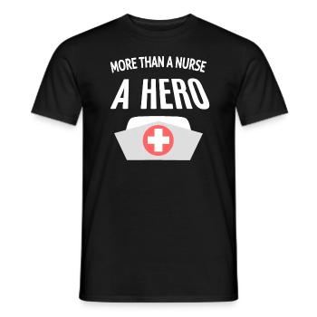 Plus qu’une infirmière, un héros : citation infirmière - T-shirt homme - noir - Devant - AI Model Male 178 light (178cm)