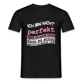 Ich bin nicht perfekt aber so nahe dran dass es sc - Männer T-Shirt - Schwarz - Vorne - AI Model Male 178 light (178cm)